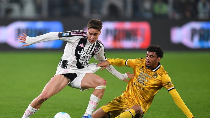 TURIN, ITALY - OCTOBER 29: Kenan Yildiz of Juventus FC is tackled by Arthur Atta of Udinese Calcio during the Serie A match between Juventus FC and Udinese Calcio at on October 29, 2025 in Turin, Italy. (Photo by Valerio Pennicino/Getty Images) Juventus-Udinese 3:1| Il bagliore di Zaniolo non è bastato: il commento - immagine 1