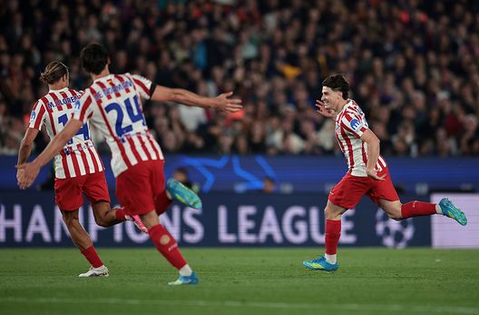 Barcellona, Spagna - 8 aprile 2026: Julian Álvarez dell'Atletico Madrid esulta dopo aver segnato il primo gol per la sua squadra durante l'andata dei quarti di finale di Champions League tra Barcelona ed Atlético Madrid al Camp Nou. (Foto di Eric Alonso/Getty Images) Atletico Madrid-Barcellona, probabili formazioni e dove vedere il match in tv e streaming- immagine 3