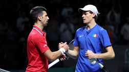 Coppa Davis, Sinner batte Djokovic in 3 set: Italia-Serbia è 1-1 decide il doppio