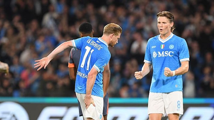 NAPLES, ITALY - OCTOBER 25: Kevin De Bruyne of SSC Napoli reacts after sustaining an injury while scoring the opening goal from a penalty during the Serie A match between SSC Napoli and FC Internazionale at Stadio Diego Armando Maradona on October 25, 2025 in Naples, Italy. (Photo by SSC NAPOLI/SSC NAPOLI via Getty Images) NEWS – Mkhitaryan, Loftus, Thuram, Hojlund, Pulisic, Kolasinac, Berardi, Rrahmani e le ultime su De Bruyne - immagine 1