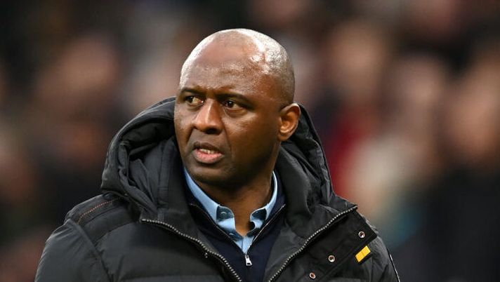 MANCHESTER, ENGLAND - FEBRUARY 04: Patrick Vieira, Manager of Crystal Palace, looks on during the Premier League match between Manchester United and Crystal Palace at Old Trafford on February 04, 2023 in Manchester, England. (Photo by Michael Regan/Getty Images) Genoa, Vieira arrivato in città: ora la firma sul contratto, oggi il primo allenamento - immagine 1