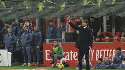 Inzaghi sui 3 pali dell’Inter. Prima impassibile poi sfonda un tabellone: le reazioni