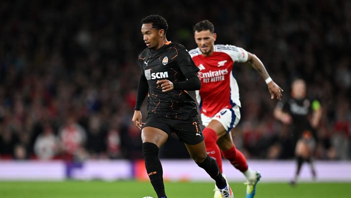 LONDON, ENGLAND - OCTOBER 22: Eguinaldo of FC Shakhtar Donetsk runs with the ball during the UEFA Champions League 2024/25 League Phase MD3 match between Arsenal FC and FC Shakhtar Donetsk at Emirates Stadium on October 22, 2024 in London, England. (Photo by Justin Setterfield/Getty Images) Mercato Roma: ci saranno 3 acquisti e 3 uscite. Sfuma Echeverri, piace Eguinaldo - immagine 1