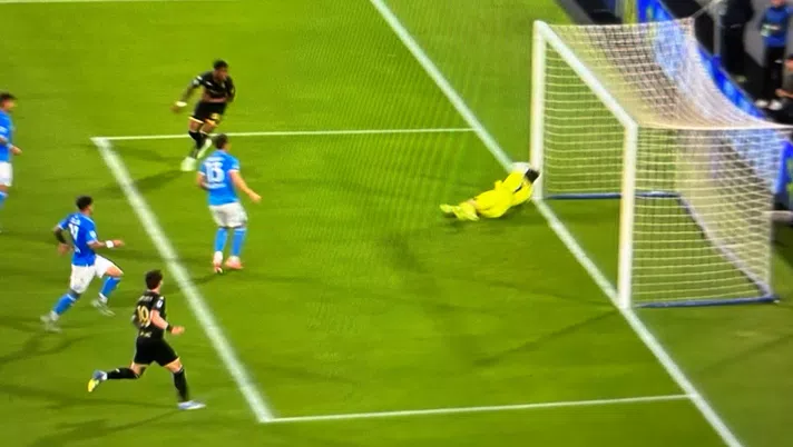VIDEO Napoli-Genoa 1-1, Ahanor colpisce il palo: la palla rimbalza su Meret e entra in porta - immagine 1