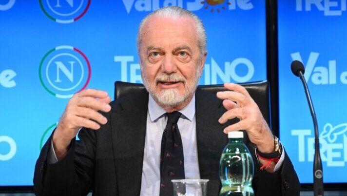 NAPLES, ITALY - MAY 18: Aurelio De Laurentiis speaks at a Napoli press conference on May 18, 2023 in Naples, Italy. (Photo by SSC NAPOLI/SSC NAPOLI via Getty Images) De Laurentiis: “Obiettivo 2025 è rientrare in Europa, auguri a tutti i tifosi del Napoli” - immagine 1