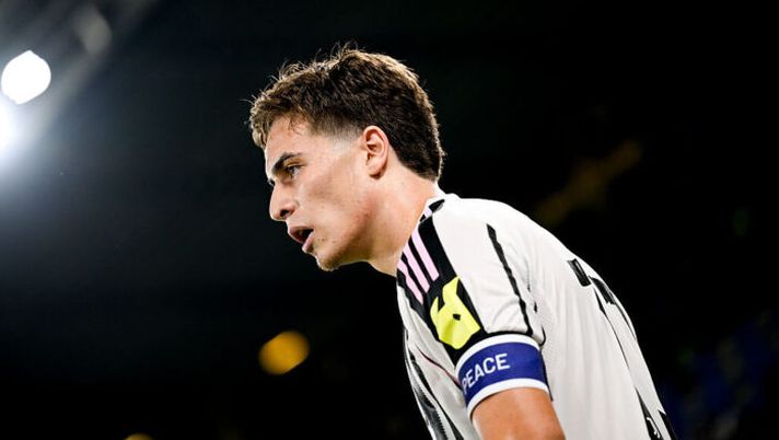 VERONA, ITALY - SEPTEMBER 20: Kenan Yildiz of Juventus looks on during the Serie A match between Hellas Verona FC and Juventus FC at Stadio Marcantonio Bentegodi on September 20, 2025 in Verona, Italy. (Photo by Daniele Badolato - Juventus FC/Juventus FC via Getty Images) Juve, altro rigore con l’Udinese: sul dischetto va Yildiz e segna, a lasciargli il pallone è stato… - immagine 1