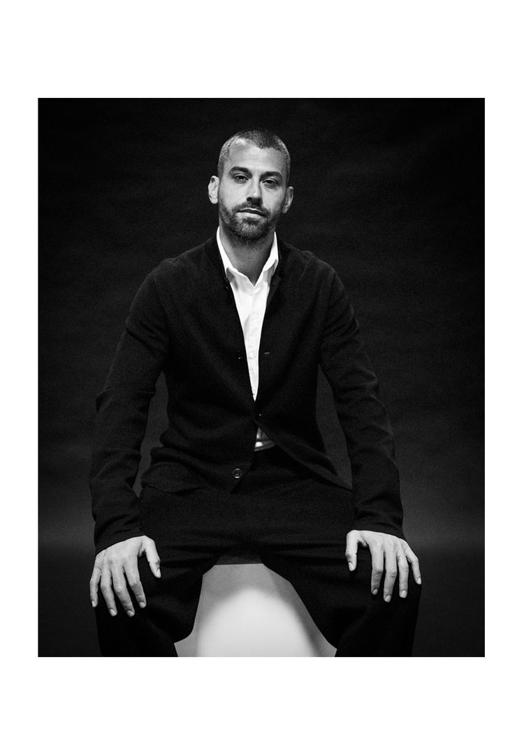 Attraverso un carosello su Instagram, il Napoli ha condiviso alcuni scatti di Leonardo Spinazzola in veste EA7, produttore delle maglie del club e dei capi d'abbigliamento azzurri.