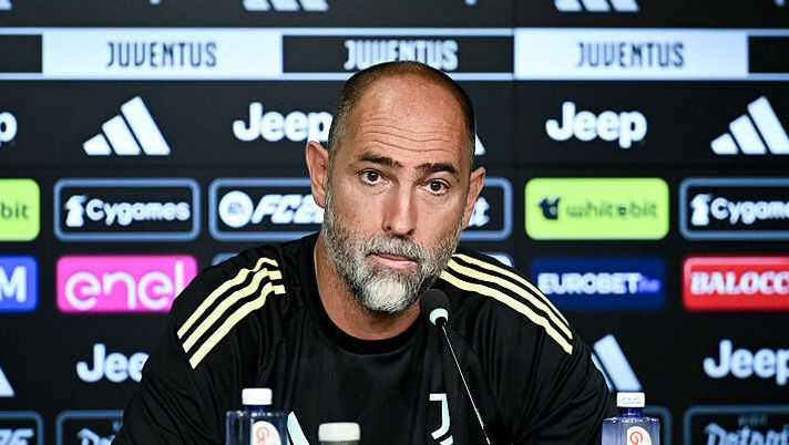 TURIN, ITALY - SEPTEMBER 19: Juventus head coach Igor Tudor during a press conference at Allianz Stadium on September 19, 2025 in Turin, Italy. (Photo by Daniele Badolato - Juventus FC/Juventus FC via Getty Images) Tudor: “Paura dell’esonero? Rispondo così! Le condizioni di Zhegrova, sul cambio di modulo e l’attacco…” - immagine 1