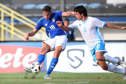 Francesco Pio Esposito in azione con la maglia dell'Under 21. (Foto di Paolo Bruno/Getty Images) Cremonese e Spezia a caccia della Serie A: ecco la top XI combinata tra le squadre- immagine 7