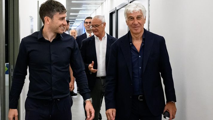 ROME, ITALY - JUNE 06: AS Roma new coach Gian Piero Gasperini poses with the Sports Director Florent Ghisolfi at Centro Sportivo Fulvio Bernardini on June 06, 2025 in Rome, Italy. (Photo by Fabio Rossi/AS Roma via Getty Images) Ufficiale Gasperini. Derby a inizio e fine campionato. Obbiettivo Lucumì in difesa- immagine 1