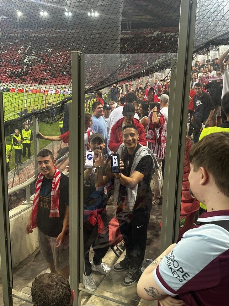 Olympiacos, adesivi Millwall sulla curva West Ham: the Dockers derby ad Atene…- immagine 2