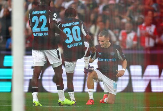 ROTTERDAM, OLANDA - SETTEMBRE 19: Wirtz insieme a Frimpong festeggiano un gol con la maglia del Bayer Leverkusen. (Foto di Dean Mouhtaropoulos/Getty Images) Liverpool, Frimpong esalta l’acquisto di Wirtz: “È un giocatore speciale”- immagine 2