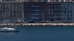 La bellezza di Napoli vista dal mare: gli azzurri pronti a festeggiare con i tifosi