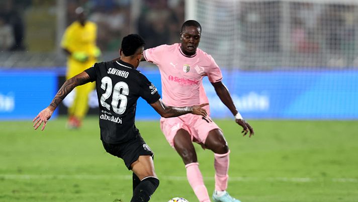 PALERMO, ITALY - AUGUST 09: Emanuel Gyasi of Palermo FC competes for tha ball with Savinho of Manchester City FC during Pre-Season Friendly match between Palermo FC and Machester City FC at Stadio Renzo Barbera on August 09, 2025 in Palermo, Italy.  (Photo by Maurizio Lagana/Getty Images)  Palermo, Gyasi: “Inzaghi è preparato e carismatico. Tifosi? Nemmeno in A vedi un tifo così, a Bolzano..” - immagine 1