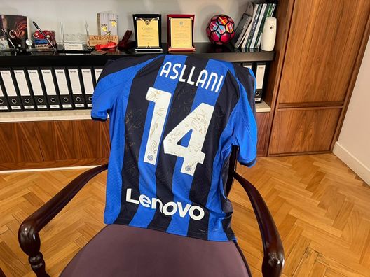 albeu.com Asllani, la maglia dell’Inter della finale di CL in regalo al sindaco di Cerrik- immagine 2