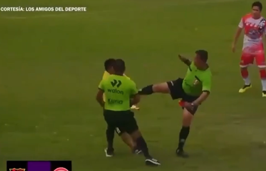 Follia in Coppa del Perù: l’arbitro colpisce con un calcio un membro dello staff- immagine 3