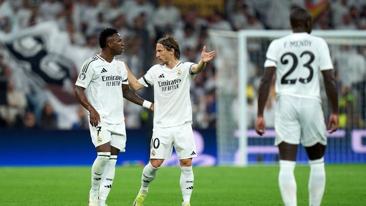 MADRID, SPAIN - NOVEMBER 05: Vinicius Junior and Luka Modric of Real Madrid interact during the UEFA Champions League 2024/25 League Phase MD4 match between Real Madrid C.F. and AC Milan at Estadio Santiago Bernabeu on November 05, 2024 in Madrid, Spain. (Photo by Angel Martinez/Getty Images) vinicius-junior-sul-gol-esterno-contro-il-levante-me-lo-ha-insegnato-modric-news-dichiarazioni-parole-post-partita