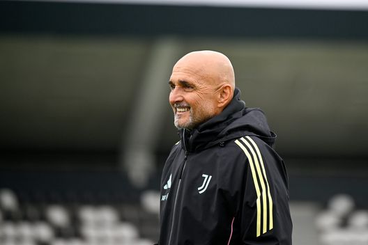 TURIN, ITALY - OCTOBER 31: Head coach Luciano Spalletti of Juventus during a training session at JTC on October 31, 2025 in Turin, Italy. (Photo by Daniele Badolato - Juventus FC/Juventus FC via Getty Images) Juventus in cantiere: Spalletti prepara il derby- immagine 2