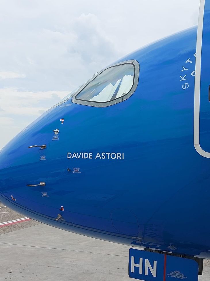 FOTO – ITA Airwyas omaggia Davide Astori su un proprio aereo - immagine 1