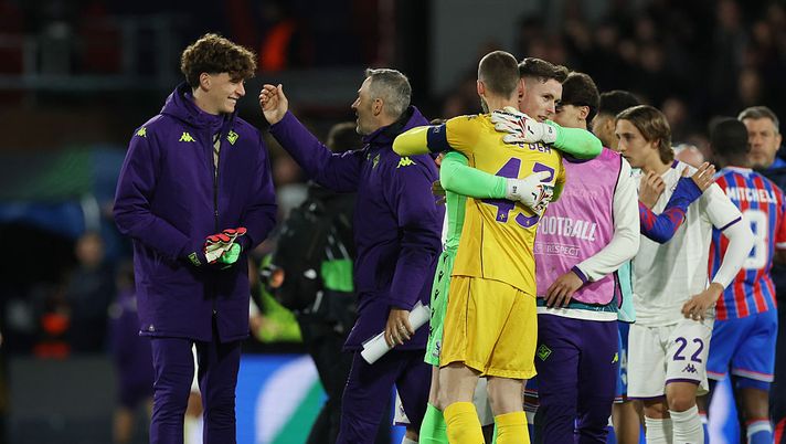 LONDON, ENGLAND - APRIL 09: Dean Henderson of Crystal Palace hugs David De Gea of ACF Fiorentina after the UEFA Conference League 2025/26 Quarter-Final Leg One match between Crystal Palace FC and ACF Fiorentina at Selhurst Park on April 09, 2026 in London, England. (Photo by Eddie Keogh/Getty Images) De Gea e Henderson, un abbraccio in salsa United. La loro storia - immagine 1