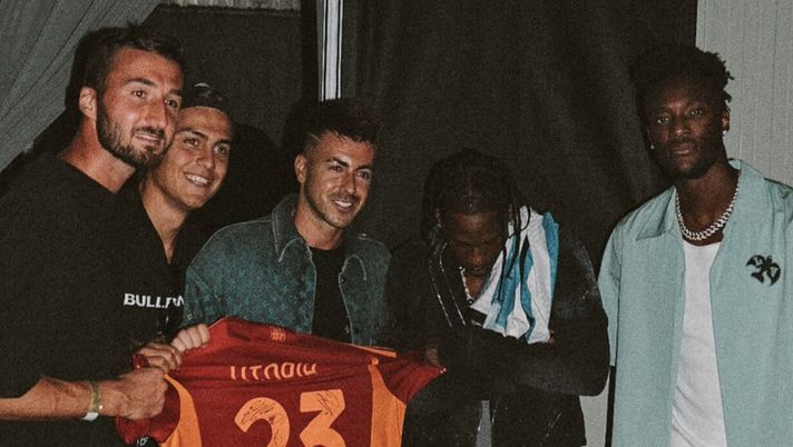 I giocatori della Roma al concerto di Travis Scott: in regalo la maglia giallorossa - immagine 1