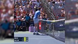 VIDEO / Lancia la racchetta e manda la pallina dall’altra parte: l’incredibile colpo di Bublik