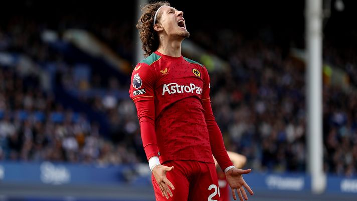 LIVERPOOL, ENGLAND - AUGUST 26: Fabio Silva of Wolverhampton Wanderers reacts after scoring a goal that is ruled out for offside during the Premier League match between Everton FC and Wolverhampton Wanderers at Goodison Park on August 26, 2023 in Liverpool, England. (Photo by Lewis Storey/Getty Images) Pedullà: “Il Genoa ha trovato il sostituto di Gudmundsson, contatti in corso” - immagine 1
