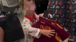 Natale speciale per il piccolo Isaac: Tsimikas gli dona la sua maglia della Roma