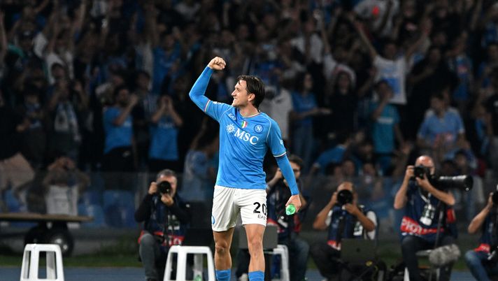 NAPLES, ITALY - OCTOBER 03: Piotr Zielinski of Napoli celebrates after scoring the team's second goal from a penalty during the UEFA Champions League match between SSC Napoli and Real Madrid CF at Stadio Diego Armando Maradona on October 03, 2023 in Naples, Italy. (Photo by Francesco Pecoraro/Getty Images) Napoli-Milan, rossoneri attenti a Zielinski: ecco il motivo - immagine 1
