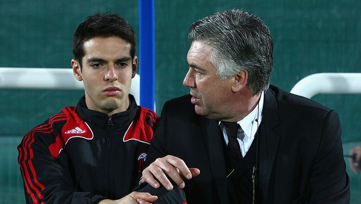 DUBAI, UNITED ARAB EMIRATES - JANUARY 06: Kaká (L) of AC Milan speaks with Carlo Ancelotti (R), manager of AC Milan before the Dubai Football Challenge match between AC Milan and Hamburger SV at The Emirates Sevens Stadium on January 6, 2009 in Dubai, United Arab Emirates. (Photo by Ryan Pierse/Getty Images) Ancelotti e Kaká di nuovo insieme? L’indiscrezione che arriva dal Brasile - immagine 1