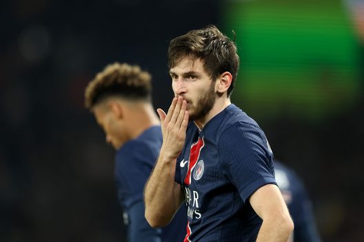 Khvicha Kvaratskhelia del Paris Saint-Germain celebra il gol segnato durante i quarti di Champions League 2024/25 contro l'Aston Villa (Photo by Carl Recine/Getty Images) Kvaratskhelia vittima di un furto durante le vacanze a Cannes- immagine 2