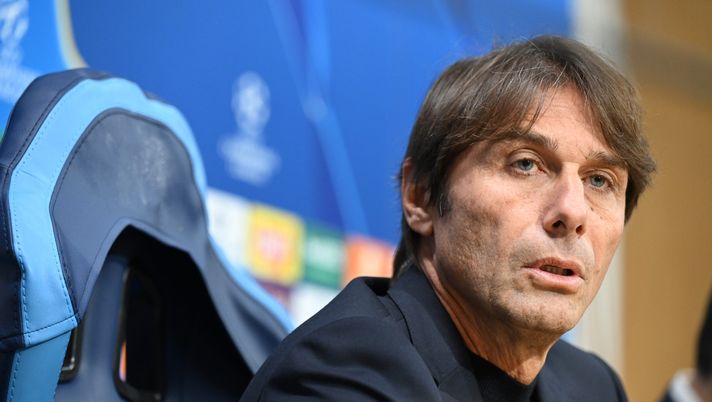 NAPLES, ITALY - NOVEMBER 24: Antonio Conte speaks at a press conference of Napoli at Stadio Diego Armando Maradona on November 24, 2025 in Naples, Italy. (Photo by SSC NAPOLI/SSC NAPOLI via Getty Images) Conte: “Qarabag rivelazione. Domani vinciamo per Maradona. In mediana faremo di necessità virtù” - immagine 1