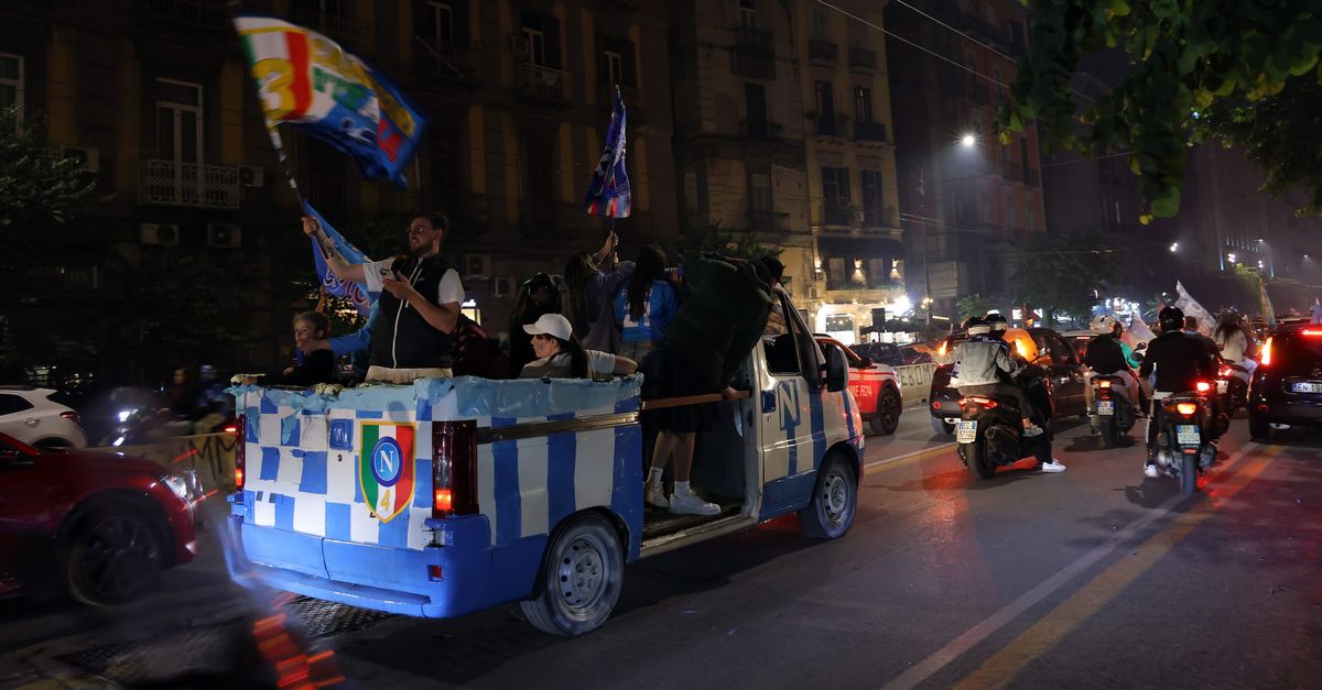 Scudetto Napoli, i tifosi in piazza: l’assalto alla fontana del Carciofo Scudetto Napoli, i tifosi in piazza: l’assalto alla fontana del Carciofo