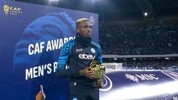 VIDEO Osimhen mostra il Pallone d’Oro africano al pubblico del Maradona