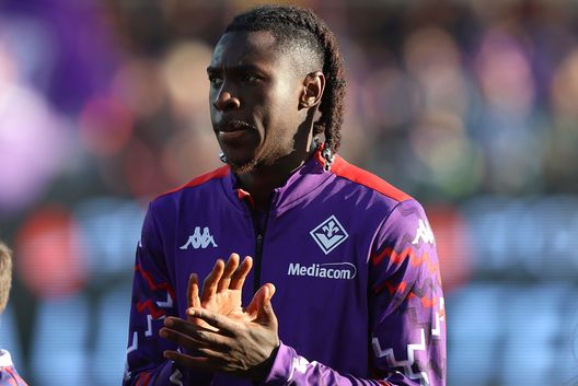 FLORENCE, ITALY - NOVEMBER 10: Moise Kean of ACF Fiorentina gestures before the Serie A match between Fiorentina and Verona at Stadio Artemio Franchi on November 10, 2024 in Florence, Italy. (Photo by Gabriele Maltinti/Getty Images) Freitas a VN: “Ecco perché Kean funziona e Vlahovic no. Hancko, bastava pazienza”- immagine 2