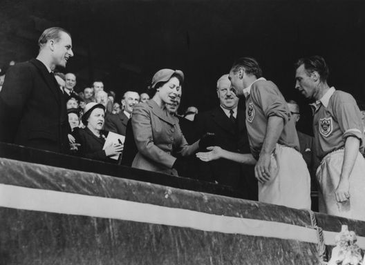 2 MAGGIO 1953: Stanley Matthews del Blackpool riceve le congratulazioni da Regina Elisabetta Mandatory Credit FA Cup, emozioni senza tempo: ecco le finali che hanno fatto la storia- immagine 2