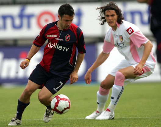 CAGLIARI, ITALIA - 18 APRILE: andrea cossu of cagliari and cavani of palermo durante la Serie A match tra Cagliari Calcio e US Citta di Palermo allo Stadio Sant'Elia il 18 aprile 2010 a Cagliari, Italy. (Foto di Enrico Locci/Getty Images) Arriva la condanna per l’ex rossoblù Andrea Cossu: aveva picchiato uno steward dopo Venezia-Cagliari- immagine 2