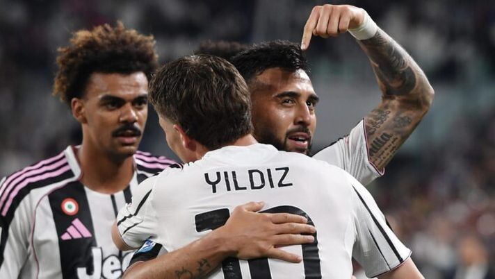 TURIN, ITALY - MAY 18: Nicolas Gonzalez of Juventus celebrates scoring his team's first goal with teammate Kenan Yildiz during the Serie A match between Juventus and Udinese at Allianz Stadium on May 18, 2025 in Turin, Italy. (Photo by Chris Ricco/Getty Images) Tutti gli assist di giornata: c’è il +1 per Ndoye, Calha, Orsolini, Krstovic e Zortea, +2 per Yildiz - immagine 1