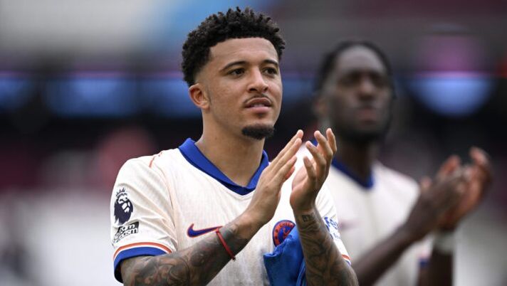 LONDON, ENGLAND - SEPTEMBER 21: Jadon Sancho of Chelsea claps the fans after the Premier League match between West Ham United FC and Chelsea FC at London Stadium on September 21, 2024 in London, England. (Photo by Justin Setterfield/Getty Images) Romano – Cosa filtra su Sancho al Napoli: feedback positivo dagli agenti, il vero nodo è questo - immagine 1