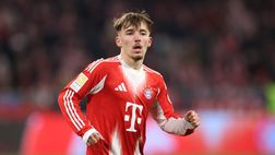 Bayern Monaco, il dribbling goffo di Lennart Karl scatena la reazione dell’avversario e del web