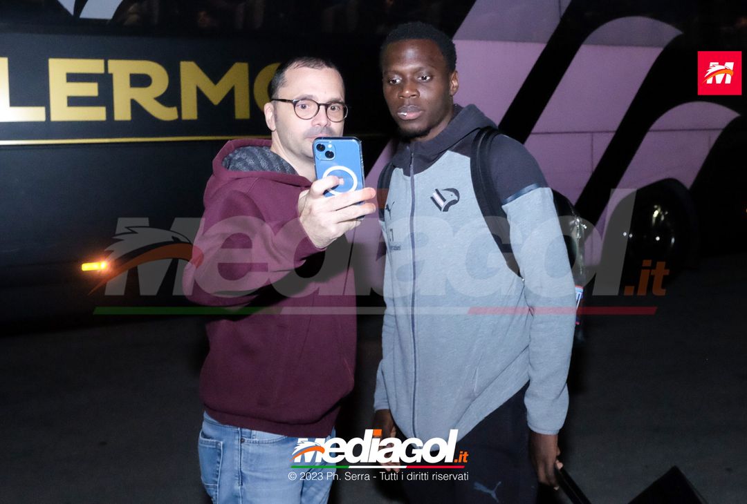 FOTO PALERMO: i rosanero si radunano al parcheggio dell’ippodromo (GALLERY) - immagine 23