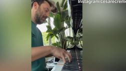 VIDEO / Cremonini festeggia la qualificazione del Bologna al pianoforte: “The Champions!”