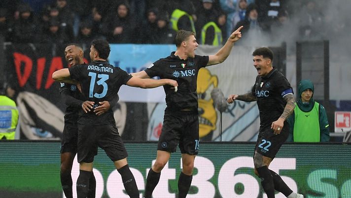 ROME, ITALY - JANUARY 04: Amir Rrahmani of SSC Napoli celebrates after scoring his team's second goal with his teammates during the Serie A match between SS Lazio and SSC Napoli at Stadio Olimpico on January 04, 2026 in Rome, Italy. (Photo by Marco Rosi - SS Lazio/Getty Images) Serie A, la classifica: il Napoli torna al secondo posto a -1 dal Milan FOTO - immagine 1