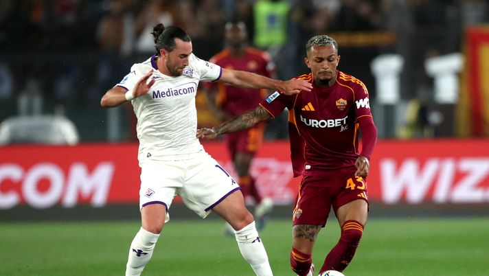 ROME, ITALY - MAY 04: Jack Harrison of ACF Fiorentina and Wesley of AS Roma battle for possession of the ball during the Serie A match between AS Roma and ACF Fiorentina at Stadio Olimpico on May 04, 2026 in Rome, Italy. (Photo by Paolo Bruno/Getty Images) CorFio: “Fiorentina travolta. La salvezza arriva per demeriti altrui” - immagine 1