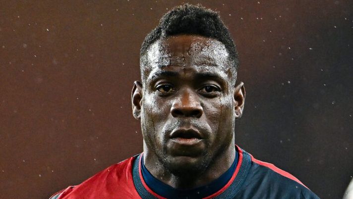 GENOA, ITALY - DECEMBER 7: Mario Balotelli of Genoa is seen in action during the Serie A match between Genoa and Torino at Stadio Luigi Ferraris on December 7, 2024 in Genoa, Italy. (Photo by Simone Arveda/Getty Images) Balotelli e l’ultimo sfogo social: cosa c’è dietro le dure parole e com’è andata davvero a gennaio - immagine 1