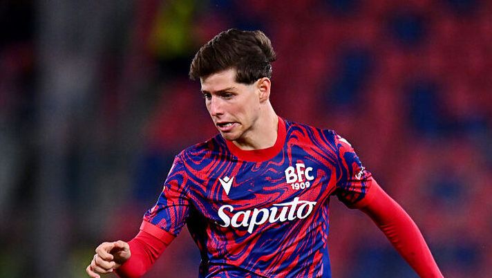 BOLOGNA, ITALY - APRIL 24: Estanis Pedrola of Bologna runs with the ball during the coppa Italia Semi Final match between Bologna FC and Empoli at Renato Dall'Ara Stadium on April 24, 2025 in Bologna, Italy. (Photo by Alessandro Sabattini/Getty Images) Bologna, l’esito degli esami strumentali di Pedrola e i tempi di recupero - immagine 1