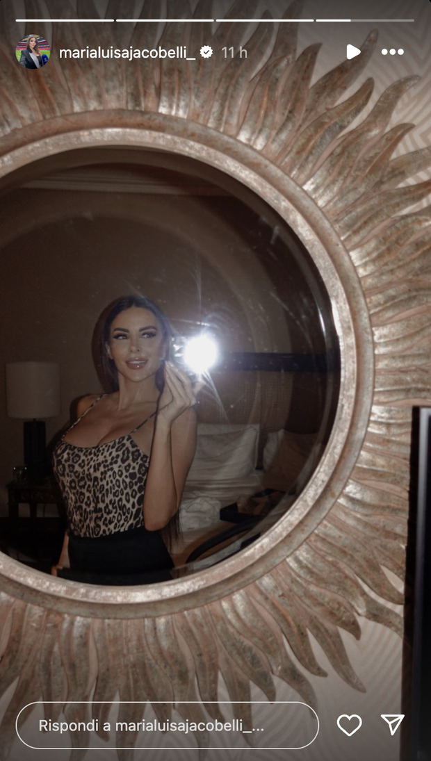 Marialuisa Jacobelli, look maculato da capogiro: la scollatura è mozzafiato- immagine 4