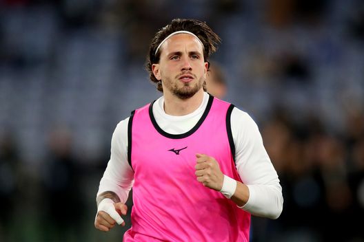 ROME, ITALY - JANUARY 26: Luca Pellegrini of Lazio warms up prior to the Serie A match between SS Lazio and Fiorentina at Stadio Olimpico on January 26, 2025 in Rome, Italy. (Photo by Paolo Bruno/Getty Images) Pellegrini