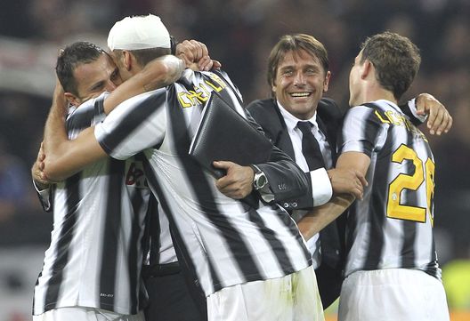 TURIN, ITALY - OCTOBER 02: Juventus FC manager Antonio Conte (C) celebrates the victory with Stephan Lichtsteiner (R) at the end of the Serie A match between Juventus FC and AC Milan on October 2, 2011 in Turin, Italy. (Photo by Marco Luzzani/Getty Images) Big Rom, la BBC e… i Conte boys! I pupilli di Antonio sbocciati e rinati sotto la sua guida- immagine 2