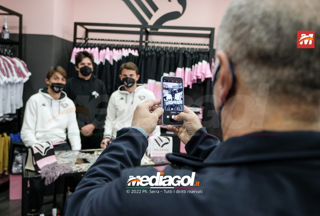 FOTO Palermo: Brunori e Soleri incontrano i tifosi allo Store Ufficiale. La gallery - immagine 58